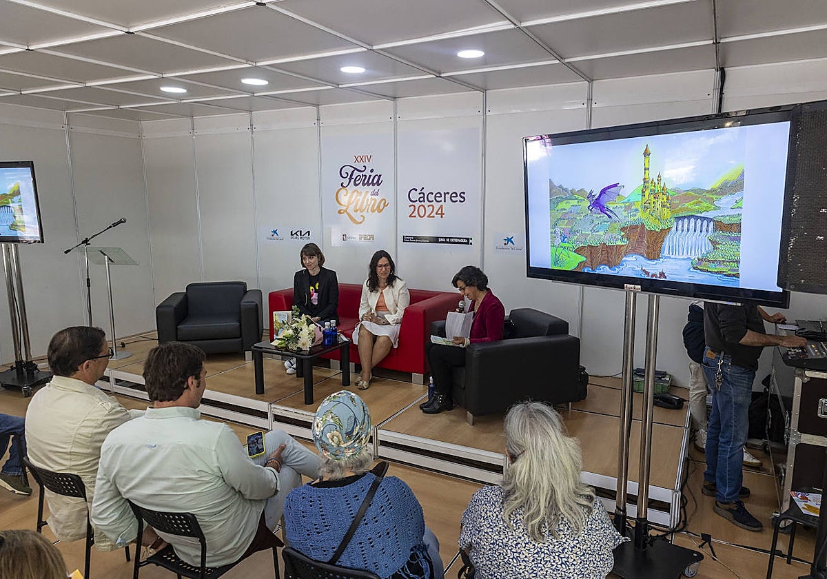 La Feria del Libro de Cáceres inició este sábado sus presentaciones.