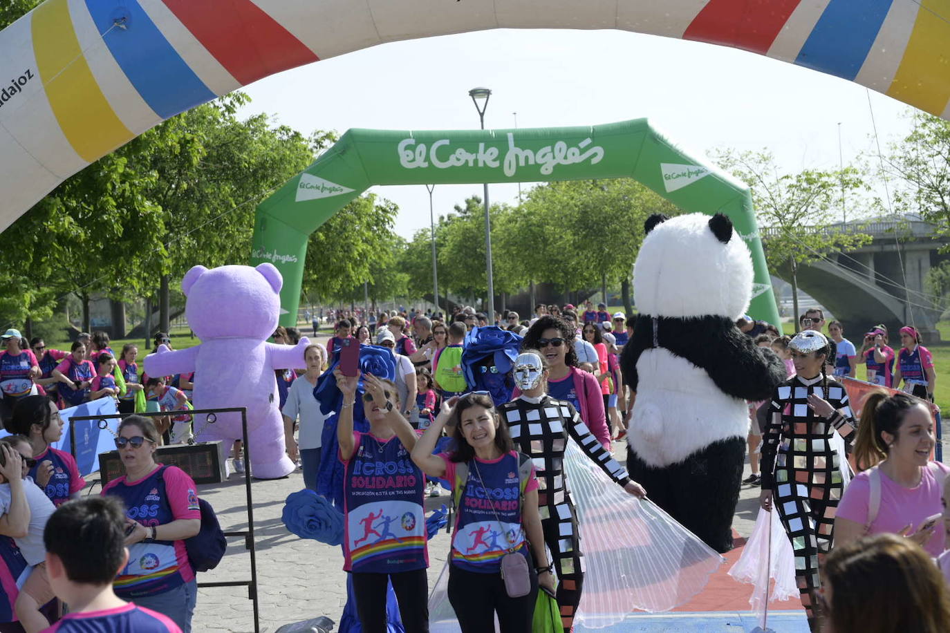 La marcha solidaria de Badajoz Inclusivo, en imágenes