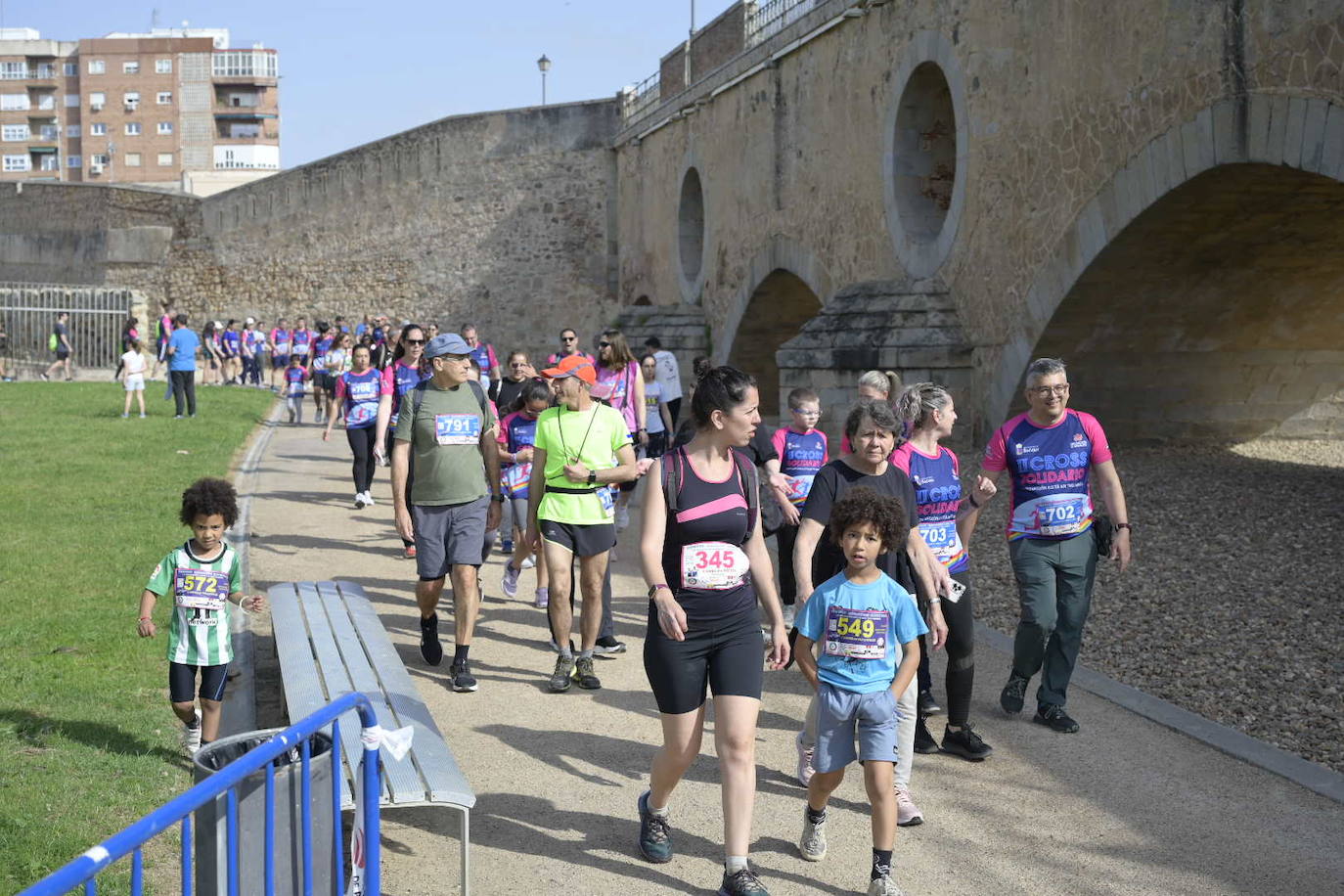La marcha solidaria de Badajoz Inclusivo, en imágenes