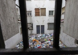 Estado actual del patio interior del edifico de viviendas sociales de la Junta en la calle Germán Sellers de Paz de Aldea Moret.