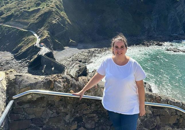 Mónica Morato. De padres extremeños, vive en Ermua. En la imagen, en San Juan de Gaztelugatxe.