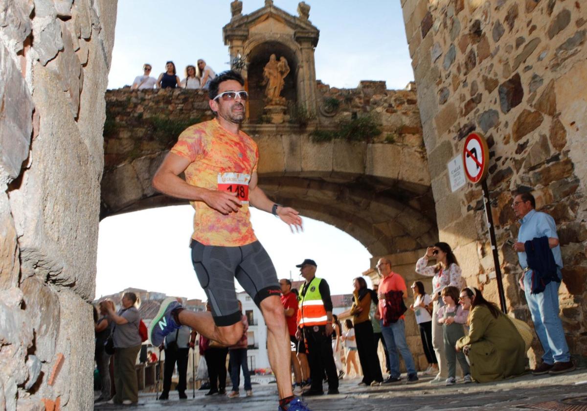 Paso de uno de los corredores por el arco de la Estrella.