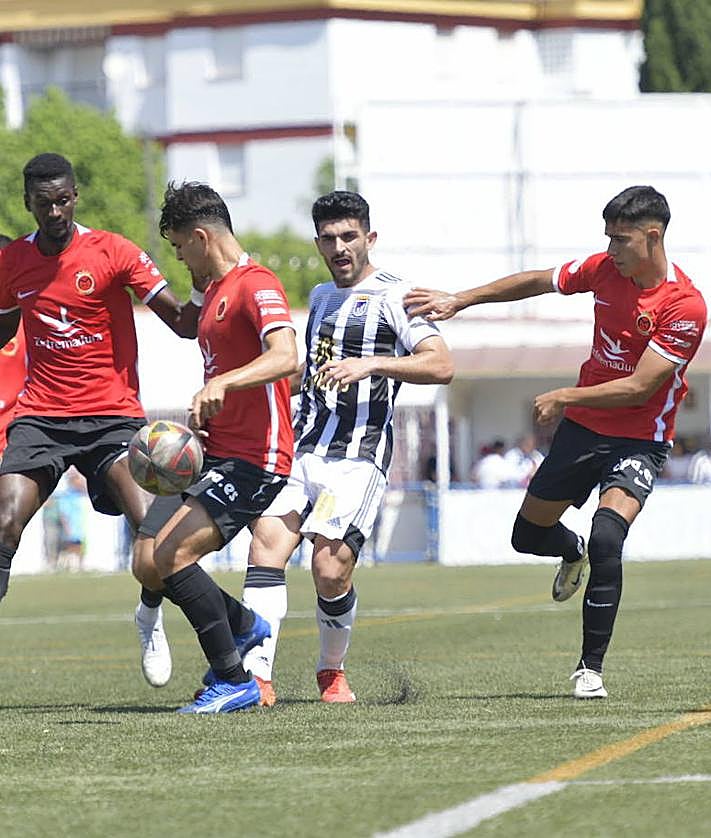 Imagen secundaria 2 - Ejercicio de supervivencia del Badajoz en Montijo
