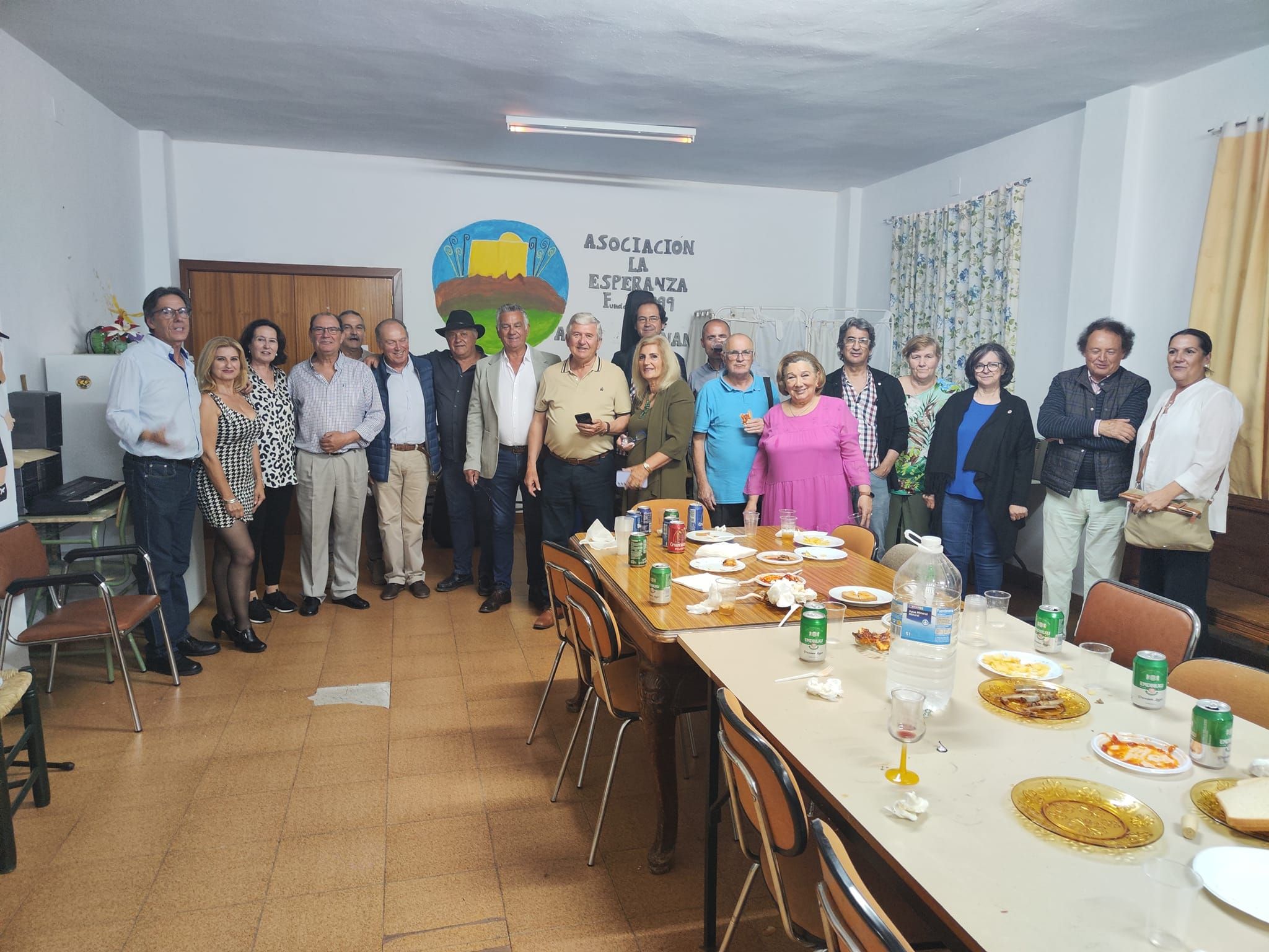 Imagen principal - Arriba, participantes en la velada poético-musical posterior al evento organizado por la Asociación de Jubilados y Pensionistas. Abajo, la cantaora Mari Carmen Torrado, el guitarrista José Manuel Trejo y el cantautor Antonio Requena.