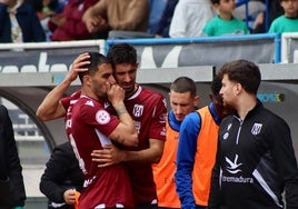 Rostros serios en el Mérida durante el duelo ante el Melilla.