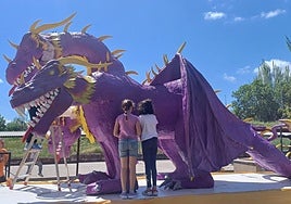 Dragón del IES Al-Qázeres y el CEIP Prácticas, que desfilan juntos.