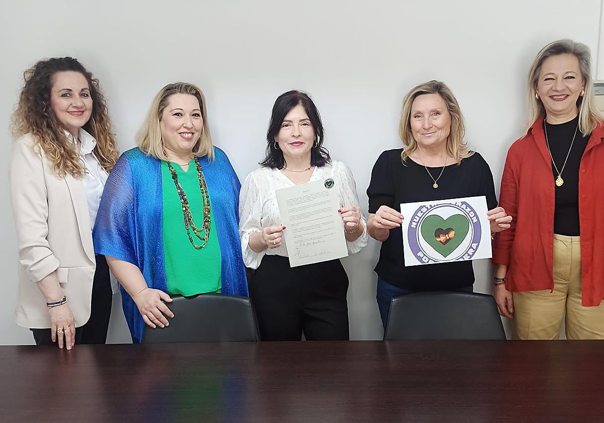 Mujeres de agentes de la Guardia Civil visitaron el Ayuntamiento de Navalmoral de la Mata.