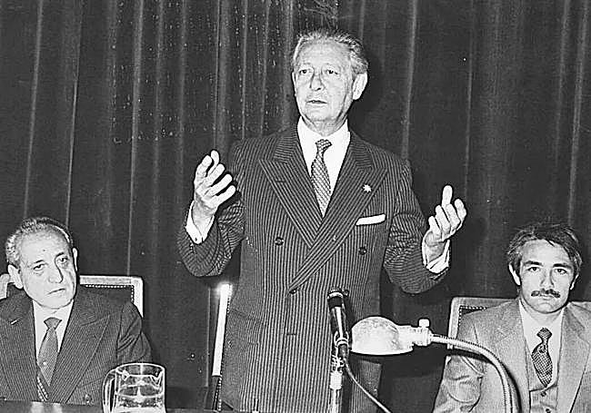 Nació en Casas de Don Antonio, Cáceres, 7 de agosto de 1917 y murió el 20 de septiembre de 2000.