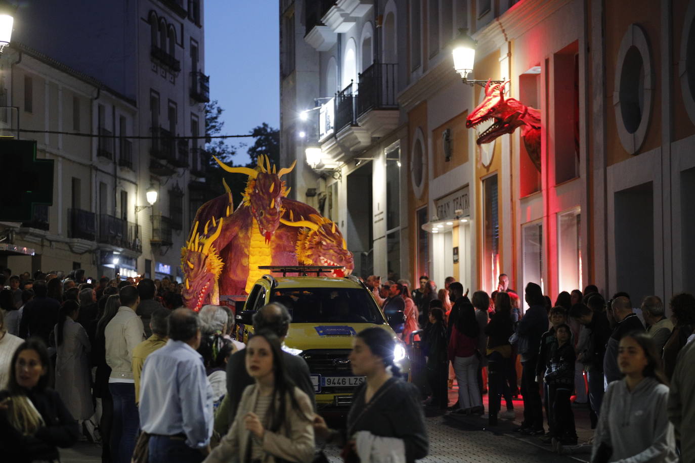 Las mejores imágenes del desfile de San Jorge en Cáceres