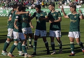 El Cacereño celebra un tanto del triunfo ante el Atlético Paso.