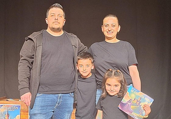 Víctor Piñana y Alicia Trejo, junto a sus hijos Kalel y Vega, tras la presentación del minicuento 'La Zaragutía Mora', de 'El Mundo de Kalel'.