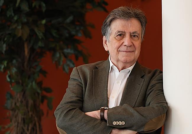 Nació el 25 de marzo de 1948 en Alburquerque.