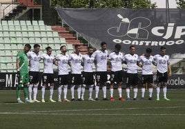 Los jugadores del Mérida antes del inicio del partido con el Algeciras.