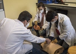 Imagen de una clase práctica de la Facultad de Medicina de la Universidad de Extremadura.