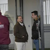 Javier Peña, director general del Badaoz, sale a la puerta del Nuevo Vivero a hablar con los jugadores.