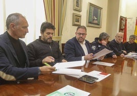 Moisés Delicado (Csif), Pedro Jara (UGT), el alcalde y Juan Luis Lancho (CC.OO.) en una reunión sindical.