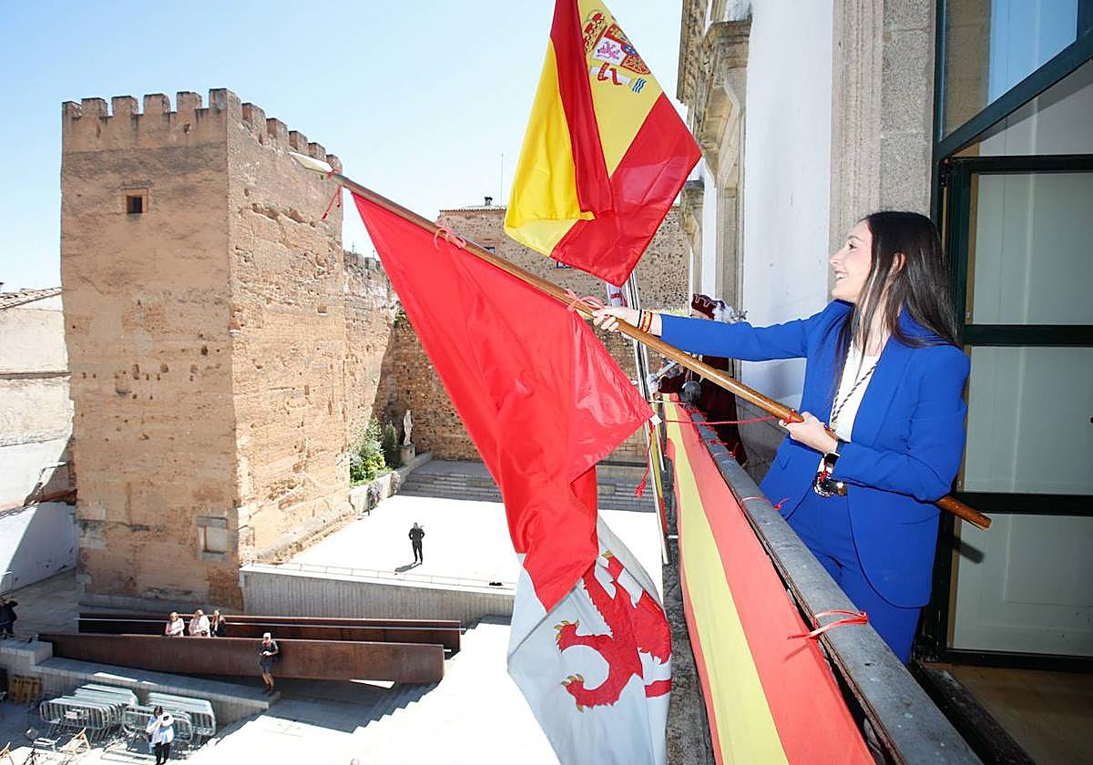 El pendón de San Jorge vuelve a tremolar en Cáceres