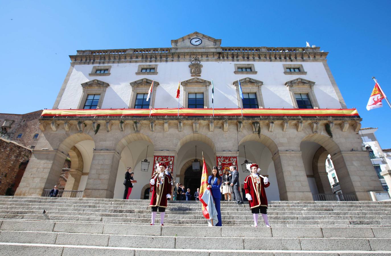 El pendón de San Jorge vuelve a tremolar en Cáceres