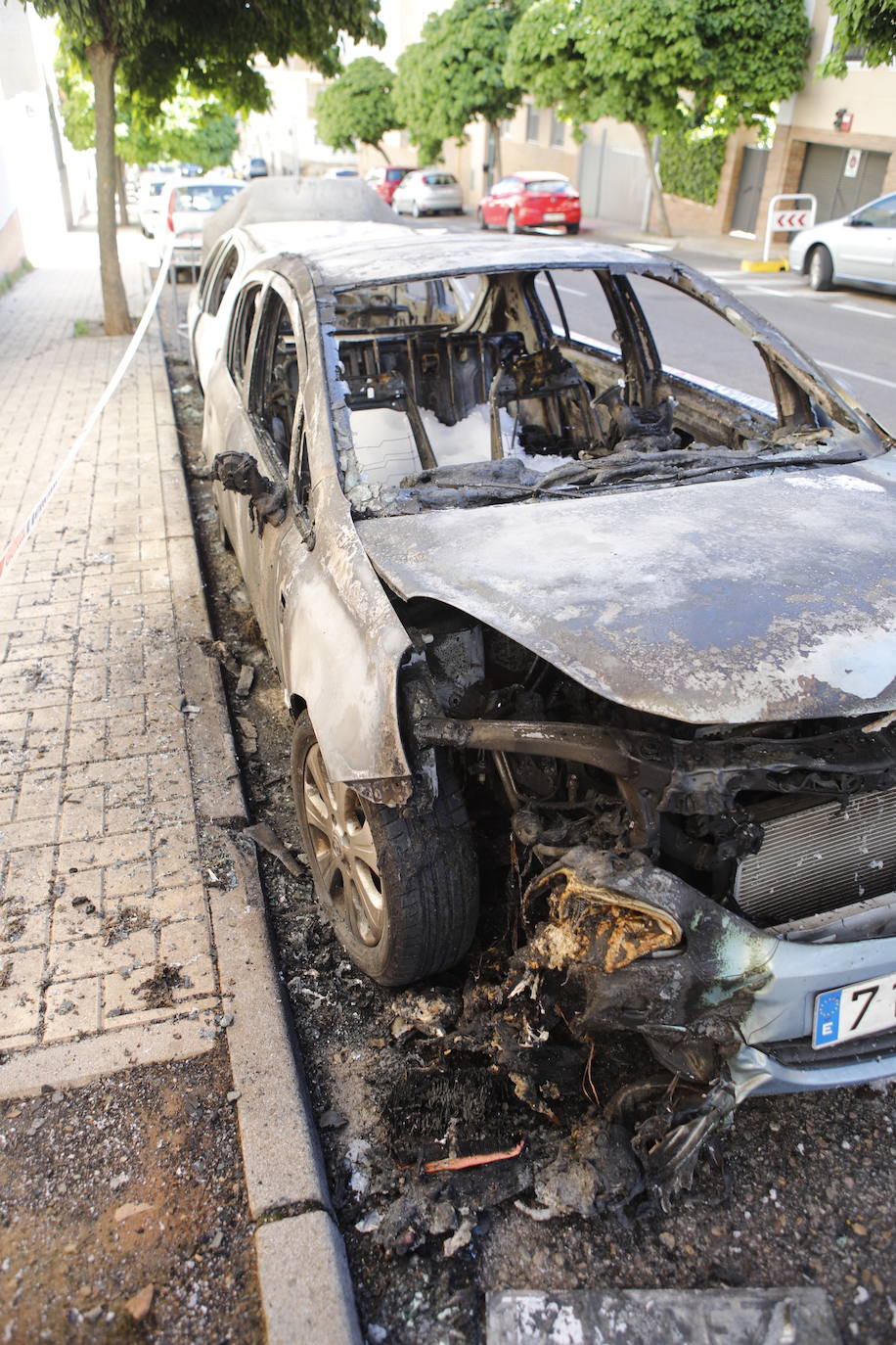 Así han quedado los dos vehículos que han ardido en el R-66 de Cáceres