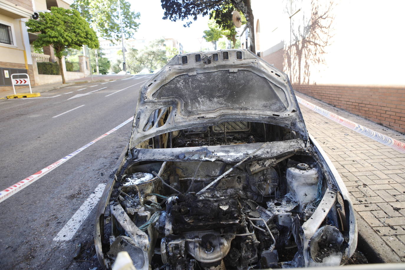 Así han quedado los dos vehículos que han ardido en el R-66 de Cáceres