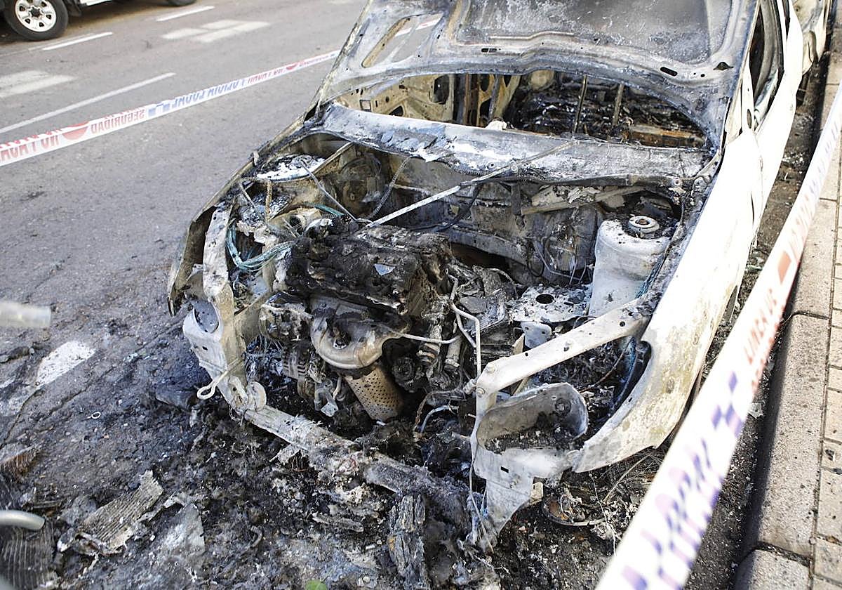 Así han quedado los dos vehículos que han ardido en el R-66 de Cáceres