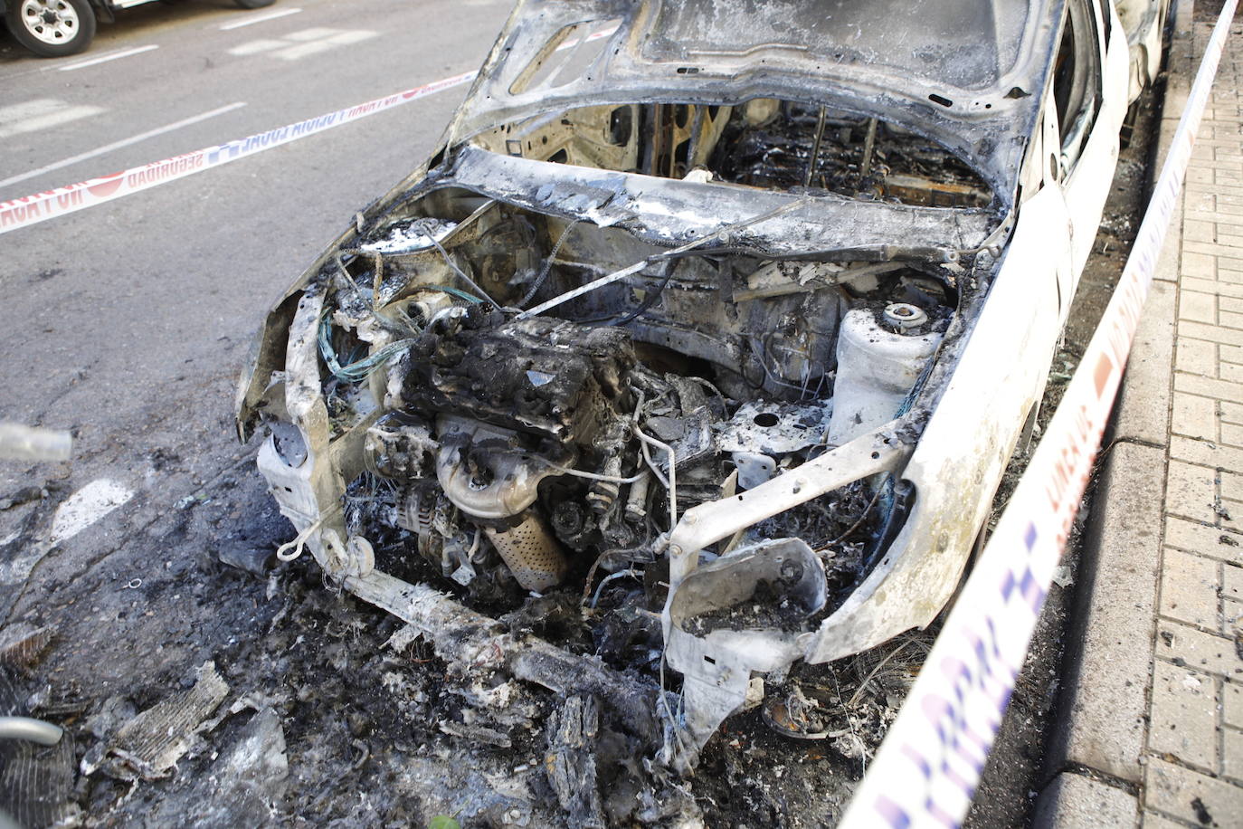 Así han quedado los dos vehículos que han ardido en el R-66 de Cáceres