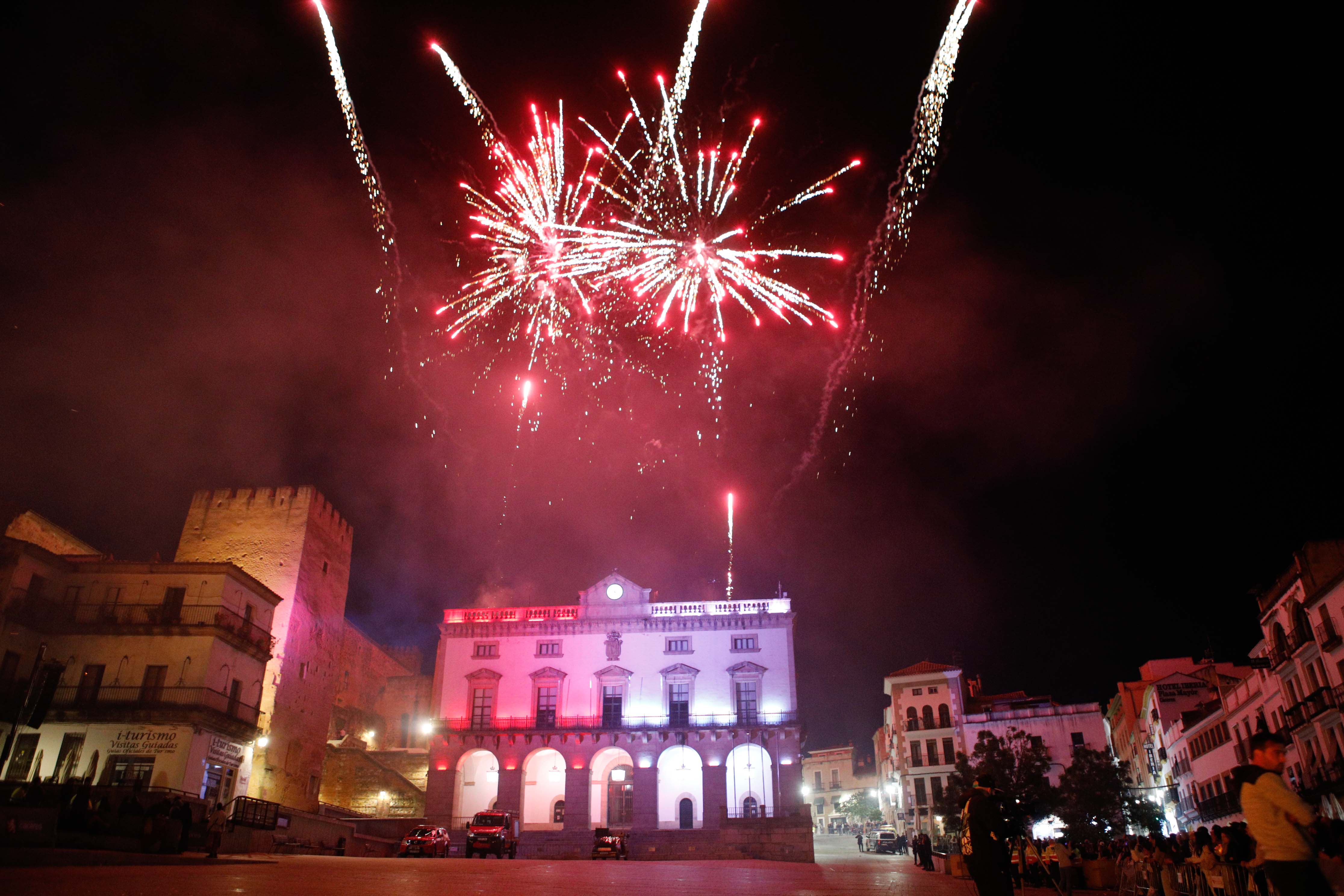 Imágenes de la quema del dragón en el desfile de San Jorge