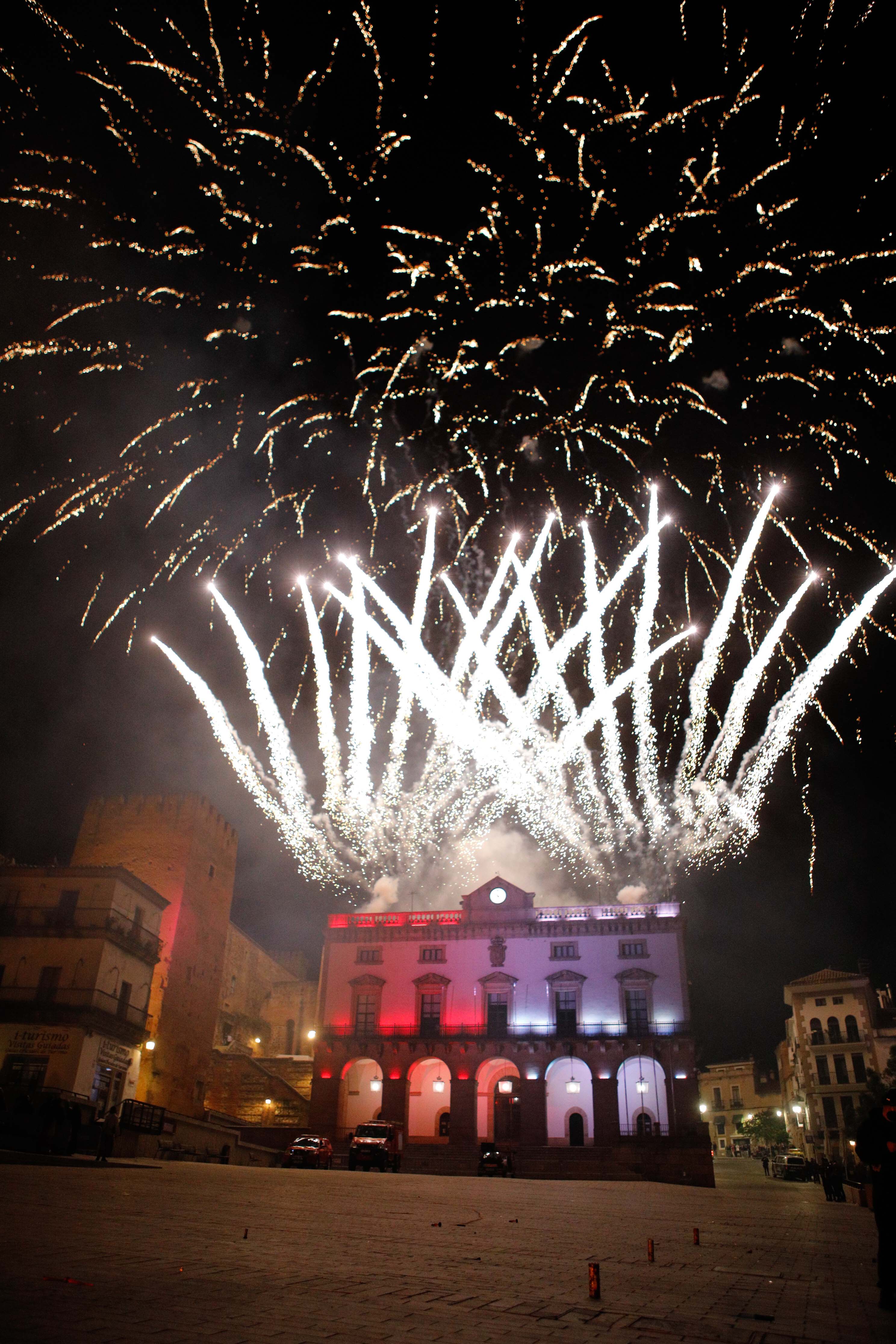 Imágenes de la quema del dragón en el desfile de San Jorge