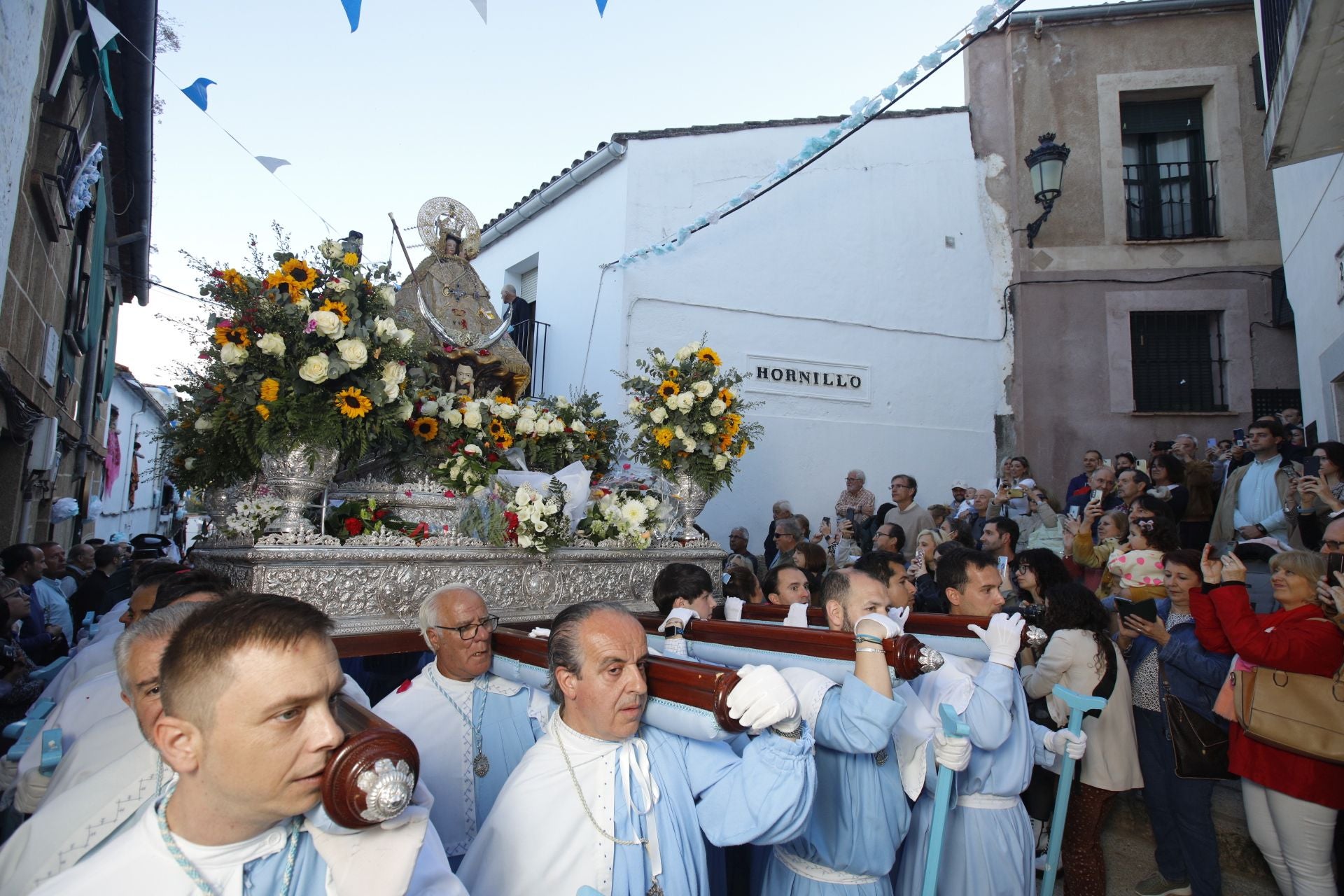 La Virgen de la Montaña recorre las calles del centro de Cáceres