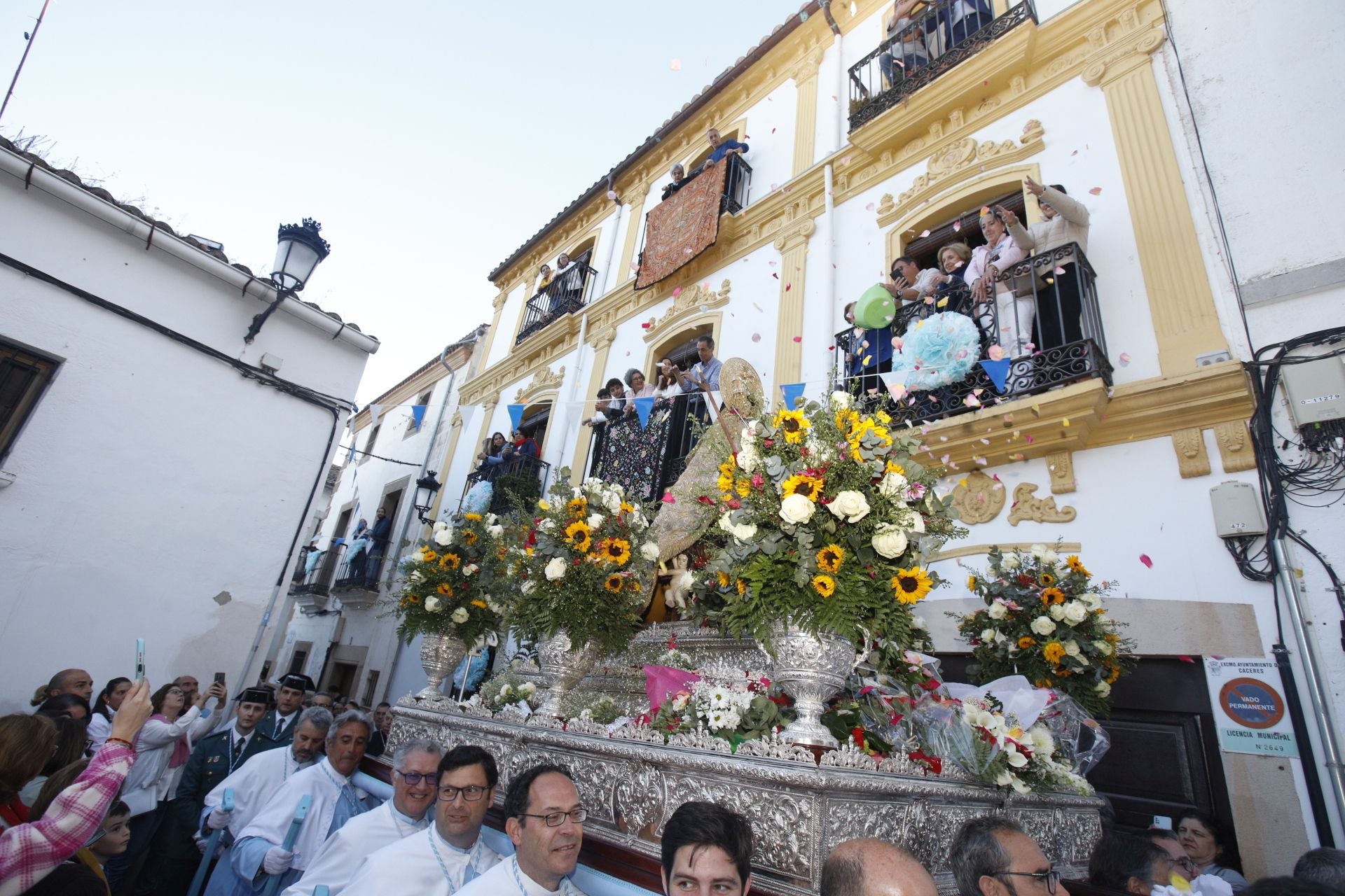 La Virgen de la Montaña recorre las calles del centro de Cáceres