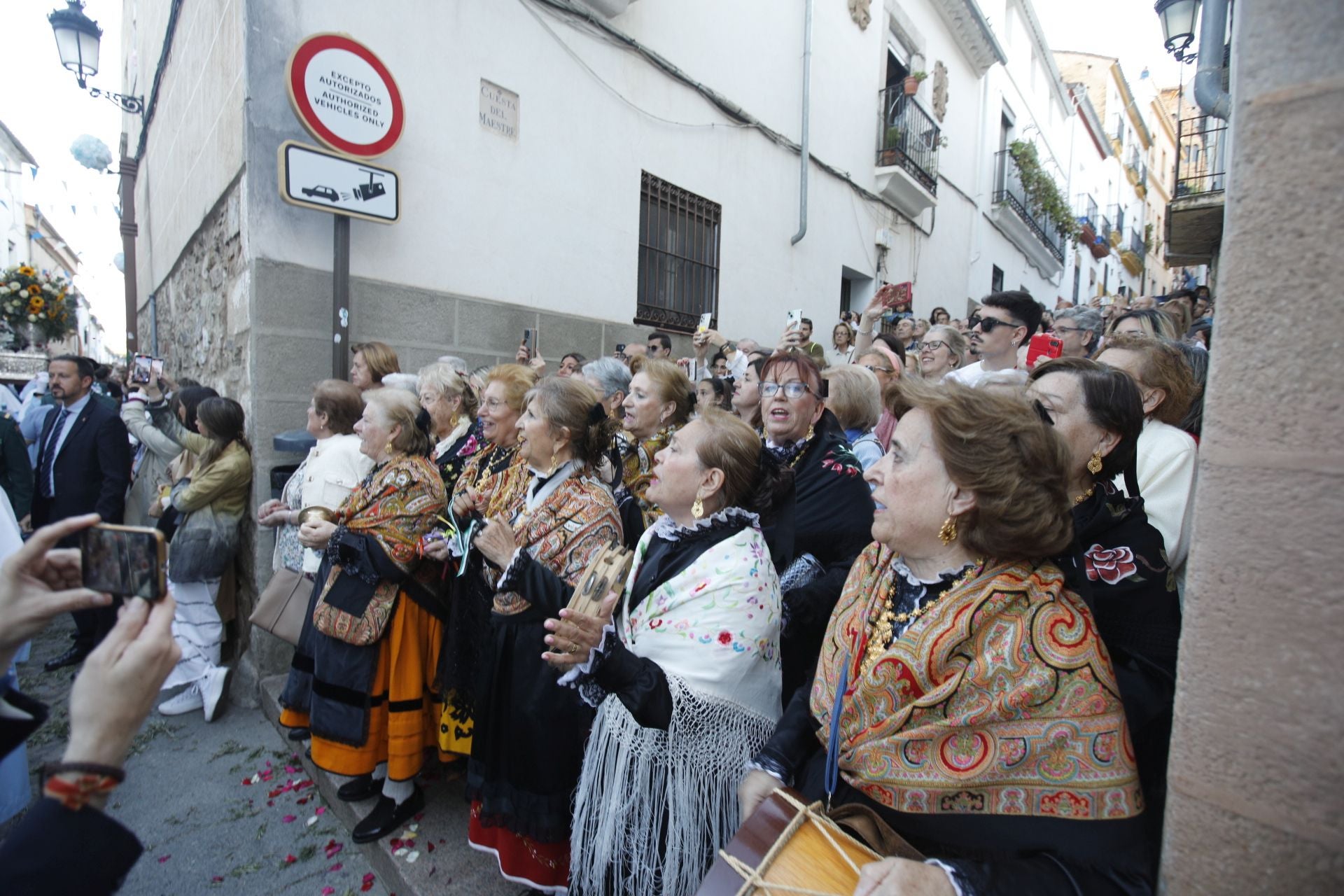 La Virgen de la Montaña recorre las calles del centro de Cáceres