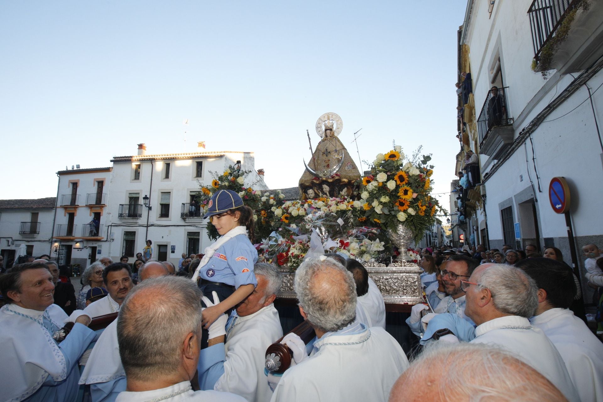 La Virgen de la Montaña recorre las calles del centro de Cáceres