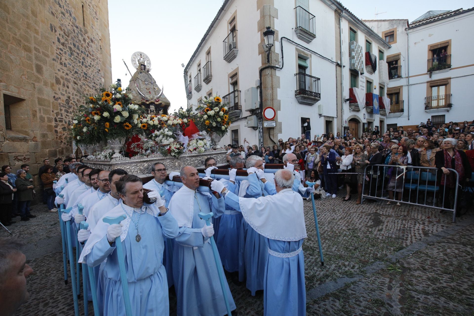 La Virgen de la Montaña recorre las calles del centro de Cáceres