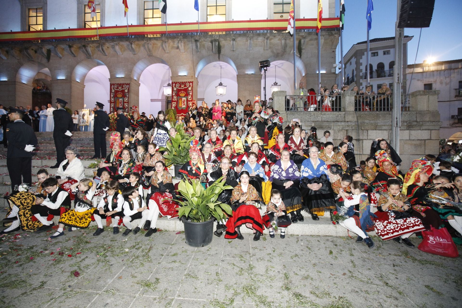 Fotos de la Virgen de la Montaña en la Plaza Mayor de Cáceres