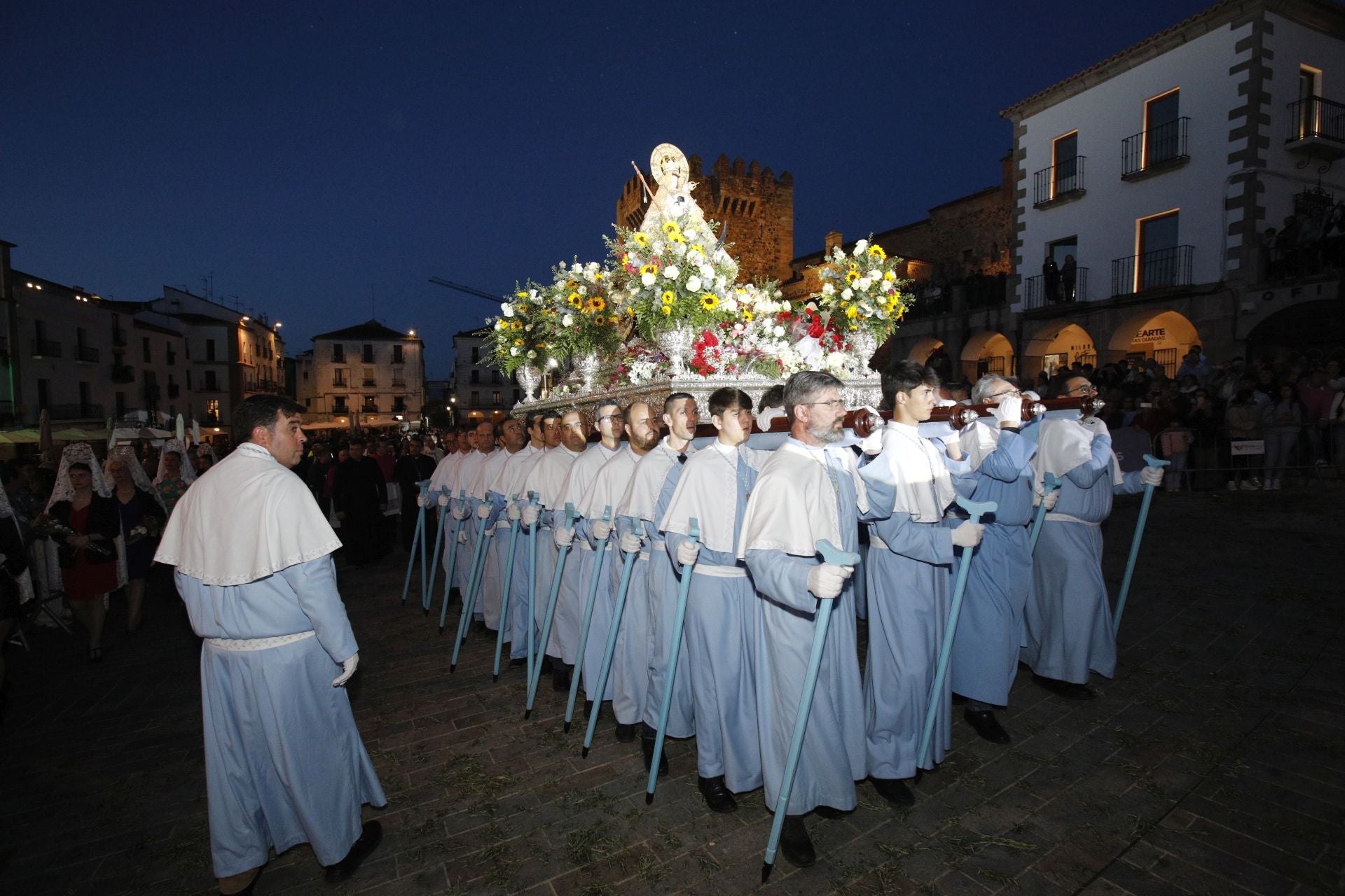 Fotos de la Virgen de la Montaña en la Plaza Mayor de Cáceres