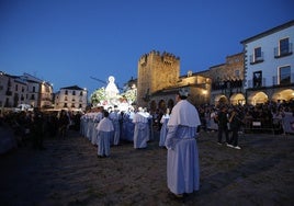 La Virgen de la Montaña, en la Plaza Mayor de Cáceres. Vídeo: La patrona baja en procesión desde su santuario.