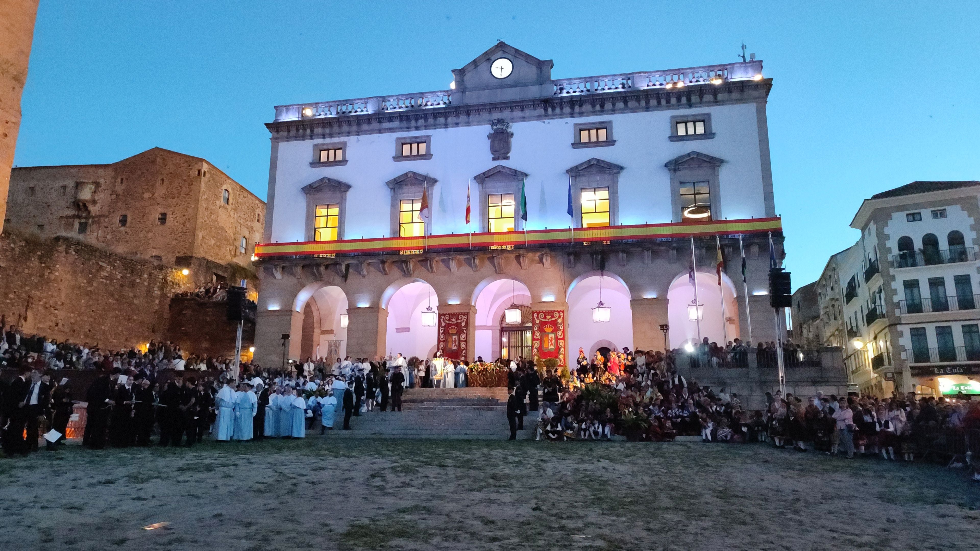 Fotos de la Virgen de la Montaña en la Plaza Mayor de Cáceres