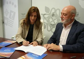 Ana Belén Fernández, en la firma, junto a Antonio Lozano.