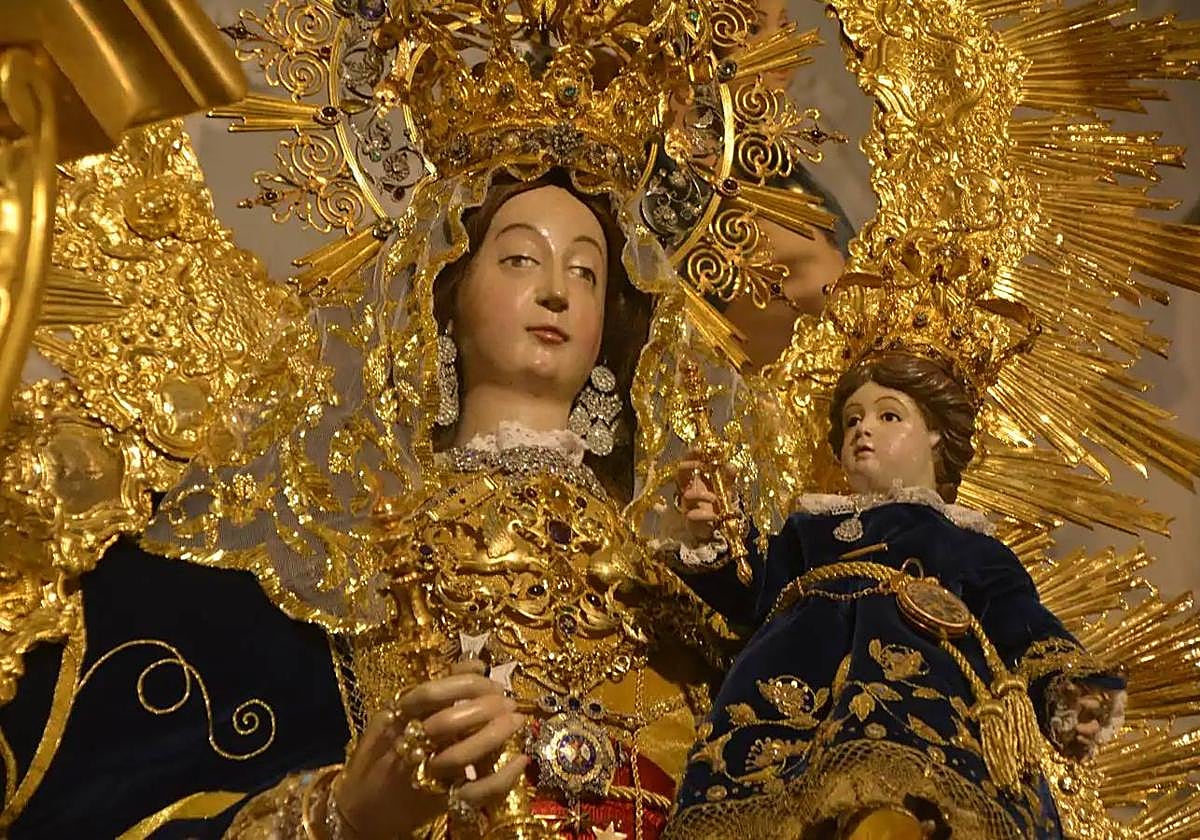 El Niño Jesús en los brazos de su Madre, la Virgen de los Remedios.