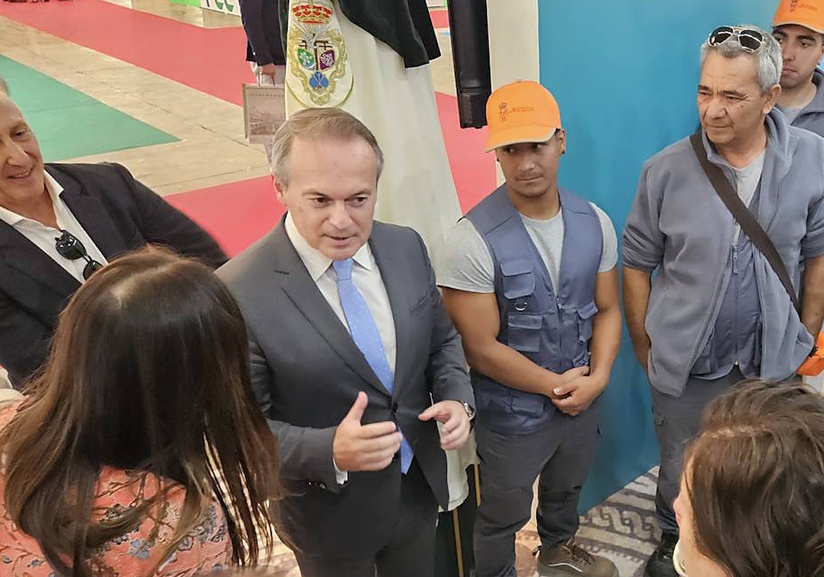 El consejero de Infraestructuras en la Feria de la Construcción de Don Benito