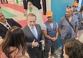 El consejero de Infraestructuras en la Feria de la Construcción de Don Benito