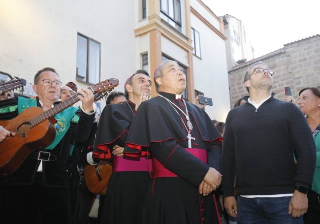 El nuncio del Papa, en el centro, con la tuna en la Plaza del Duque.