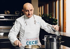 Toño Pérez luciendo el delantal oficial del concurso.