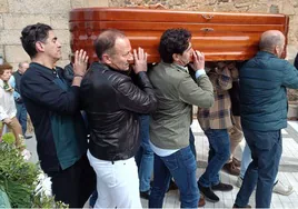 El féretro con el cuerpo de José María Campanón es portado por amigos, esta mañana, en Salvatierra