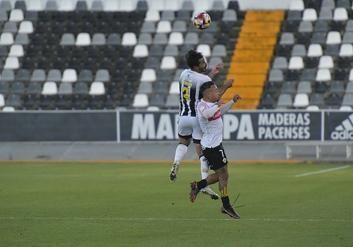 Juancho salta con Carlos Cordero en el duelo de la primera vuelta.