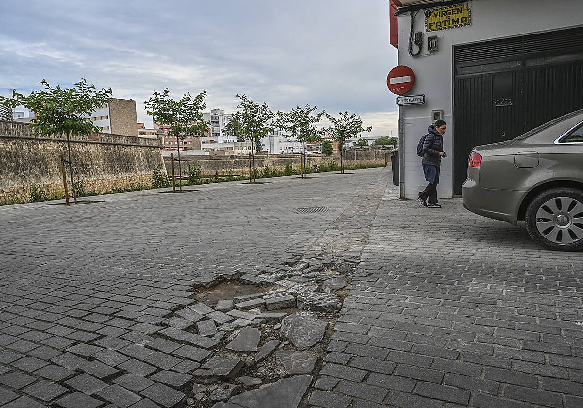 El deterioro en el suelo.