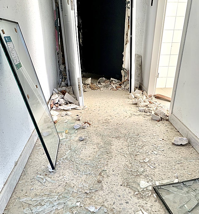 Cristales por el suelo y escombros en otro piso.
