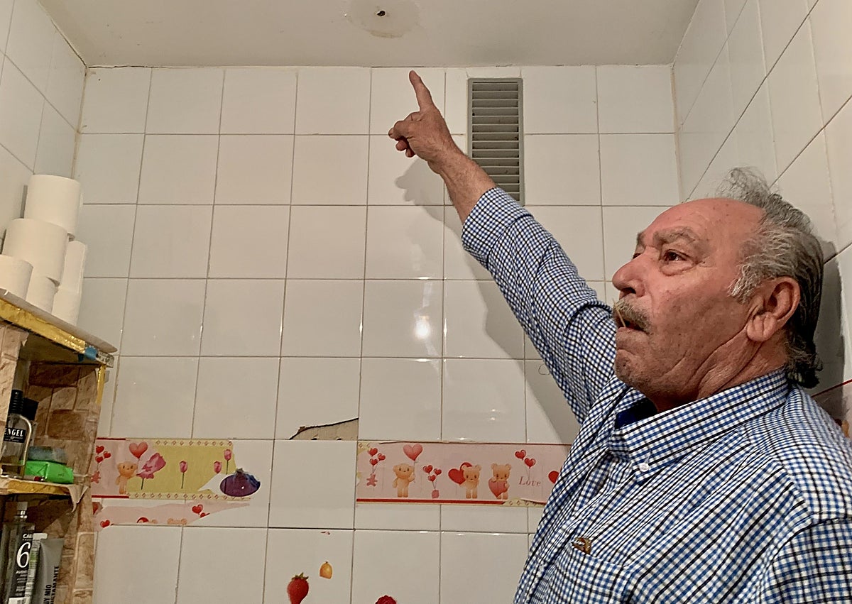 Imagen secundaria 1 - Sobre estas líneas un butrón en una vivienda. Más arriba, Jesús señala las humedades en una de la estancias de su casa en la que han cedido los azulejos. En la imagen superior, un piso ya abandonado en el que la Junta hizo mejoras hace menos de dos años.