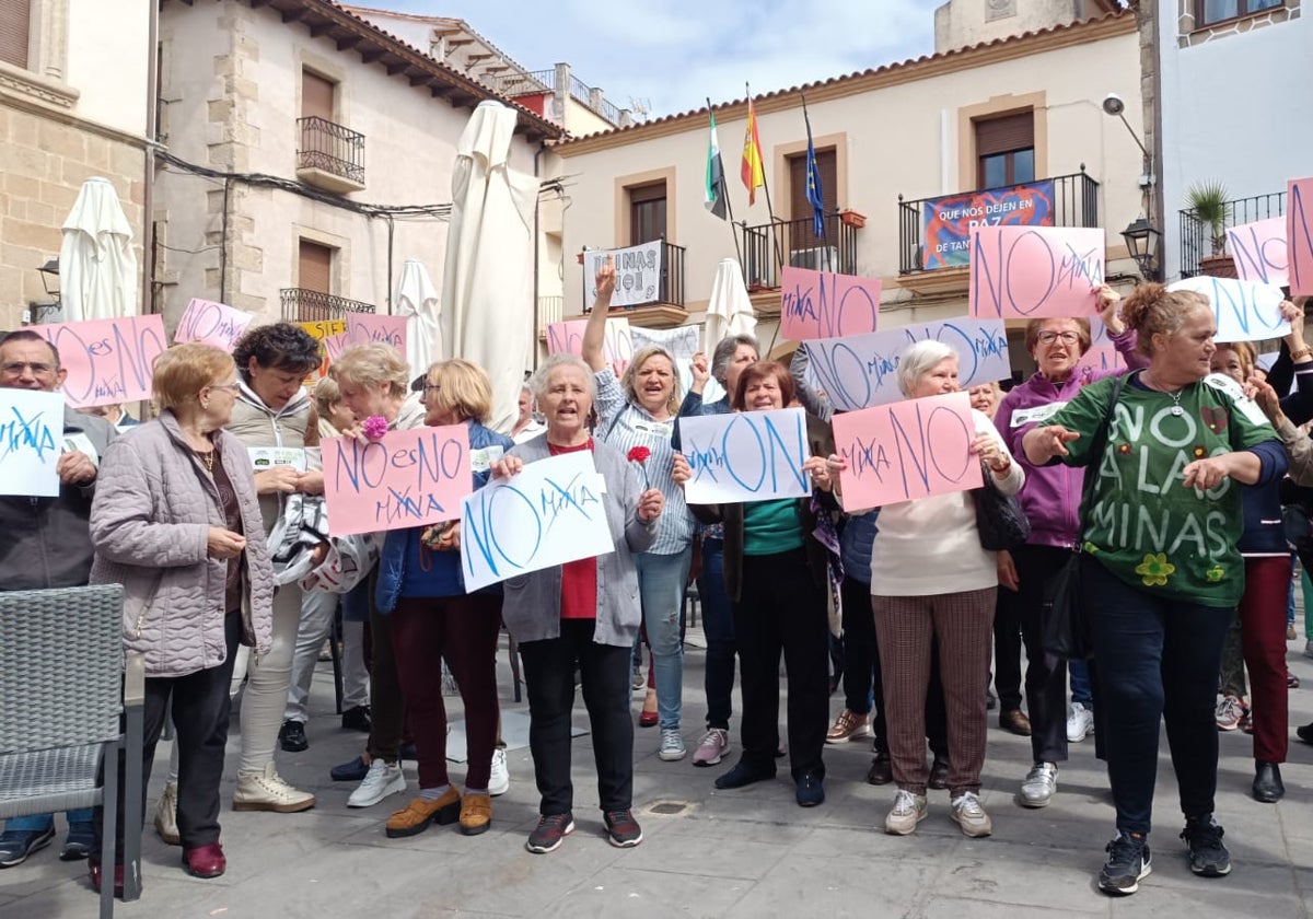 Protesta este jueves junto al Ayuntamiento de Acebo contra los proyectos mineros.