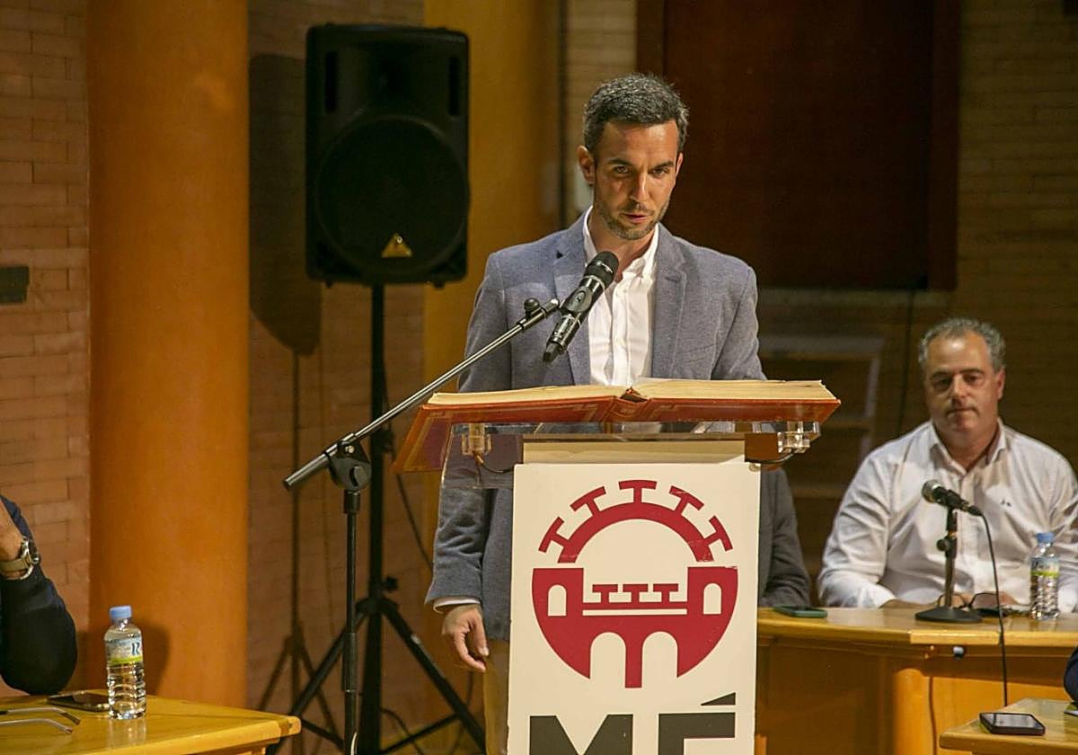 Germán Donoso jurando ayer su cargo como concejal.